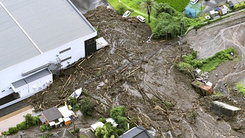 Otoritas Jepang menyerukan jutaan warganya untuk mengungsi dari rumah-rumah mereka setelah hujan lebat memicu banjir dan tanah longsor di wilayah barat daya negara tersebut. (via REUTERS/KYODO)