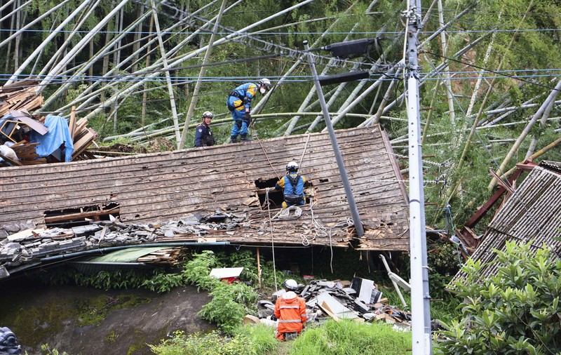 Longsor dan hujan badai di Jepang. Otoritas Jepang menyerukan jutaan warganya untuk mengungsi dari rumah-rumah mereka setelah hujan lebat memicu banjir dan tanah longsor di wilayah barat daya negara tersebut. (via REUTERS/KYODO)