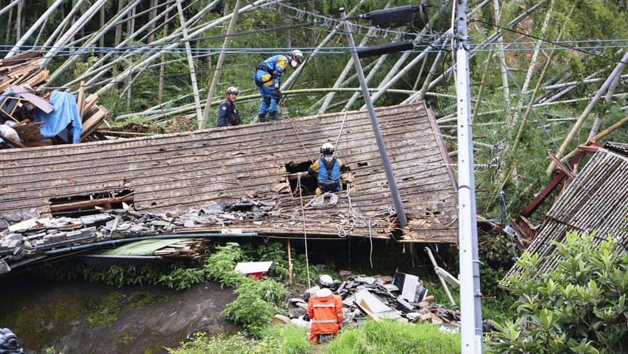 Otoritas Jepang menyerukan jutaan warganya untuk mengungsi dari rumah-rumah mereka setelah hujan lebat memicu banjir dan tanah longsor di wilayah barat daya negara tersebut. (via REUTERS/KYODO)