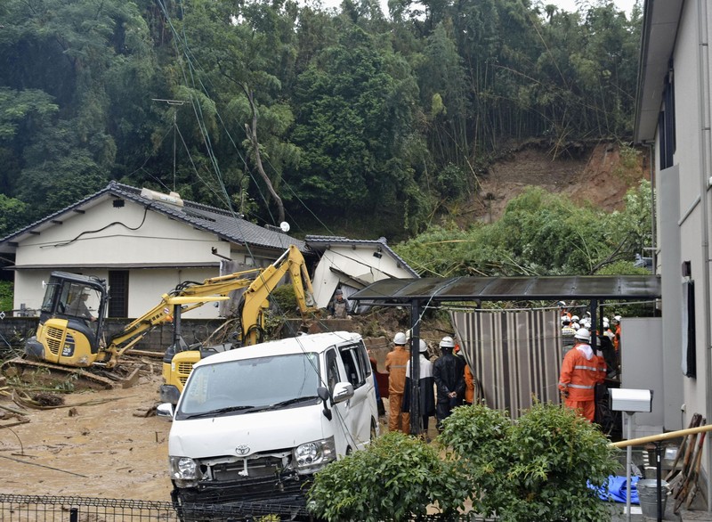 Otoritas Jepang menyerukan jutaan warganya untuk mengungsi dari rumah-rumah mereka setelah hujan lebat memicu banjir dan tanah longsor di wilayah barat daya negara tersebut. (via REUTERS/KYODO)