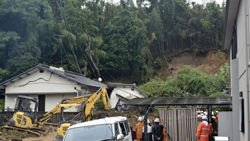 Otoritas Jepang menyerukan jutaan warganya untuk mengungsi dari rumah-rumah mereka setelah hujan lebat memicu banjir dan tanah longsor di wilayah barat daya negara tersebut. (via REUTERS/KYODO)