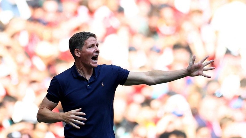 Marc Guehi dari Crystal Palace mengangkat trofi dan merayakan bersama rekan setim usai menjuarai FA Community Shield, di Stadion Wembley, London, 10 Agustus 2025. (REUTERS/Matthew Childs)