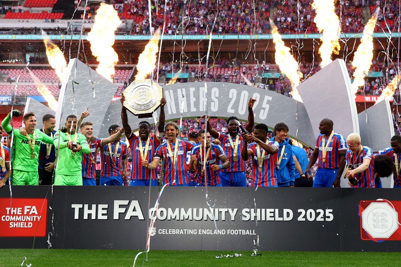 Marc Guehi dari Crystal Palace mengangkat trofi dan merayakan bersama rekan setim usai menjuarai FA Community Shield, di Stadion Wembley, London, 10 Agustus 2025. Marc Guehi dari Crystal Palace mengangkat trofi dan merayakan bersama rekan setim usai menjuarai FA Community Shield, di Stadion Wembley, London, 10 Agustus 2025. (REUTERS/Matthew Childs)