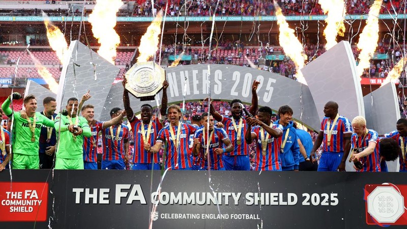 Marc Guehi dari Crystal Palace mengangkat trofi dan merayakan bersama rekan setim usai menjuarai FA Community Shield, di Stadion Wembley, London, 10 Agustus 2025. (REUTERS/Matthew Childs)