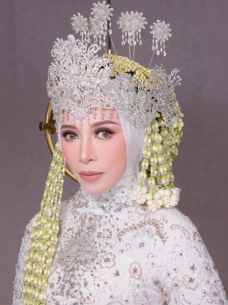 Pangling Banget! Begini Penampilan Melly Goeslaw Jadi Pengantin Sunda