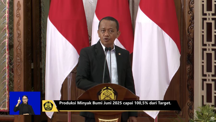 Menteri ESDM Bahlil Lahadalia menyampaikan paparan dalam konferensi pers Capaian Kinerja Semester I Tahun 2025 Kementerian Energi dan Sumber Daya Mineral, Senin (11/8/2025). (Tangkapan Layar Youtube/KementerianESDM)