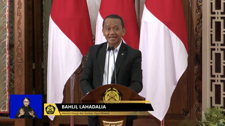 Menteri ESDM Bahlil Lahadalia menyampaikan paparan dalam konferensi pers Capaian Kinerja Semester I Tahun 2025 Kementerian Energi dan Sumber Daya Mineral, Senin (11/8/2025). (Tangkapan Layar Youtube/KementerianESDM)