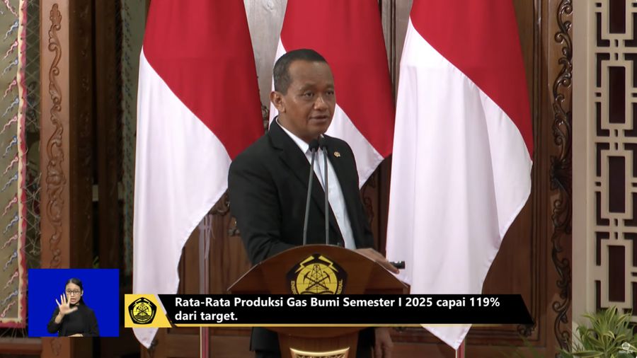 Menteri ESDM Bahlil Lahadalia menyampaikan paparan dalam konferensi pers Capaian Kinerja Semester I Tahun 2025 Kementerian Energi dan Sumber Daya Mineral, Senin (11/8/2025). (Tangkapan Layar Youtube/KementerianESDM)