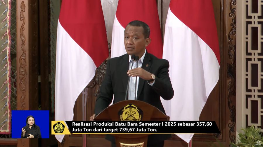 Menteri ESDM Bahlil Lahadalia menyampaikan paparan dalam konferensi pers Capaian Kinerja Semester I Tahun 2025 Kementerian Energi dan Sumber Daya Mineral, Senin (11/8/2025). (Tangkapan Layar Youtube/KementerianESDM)