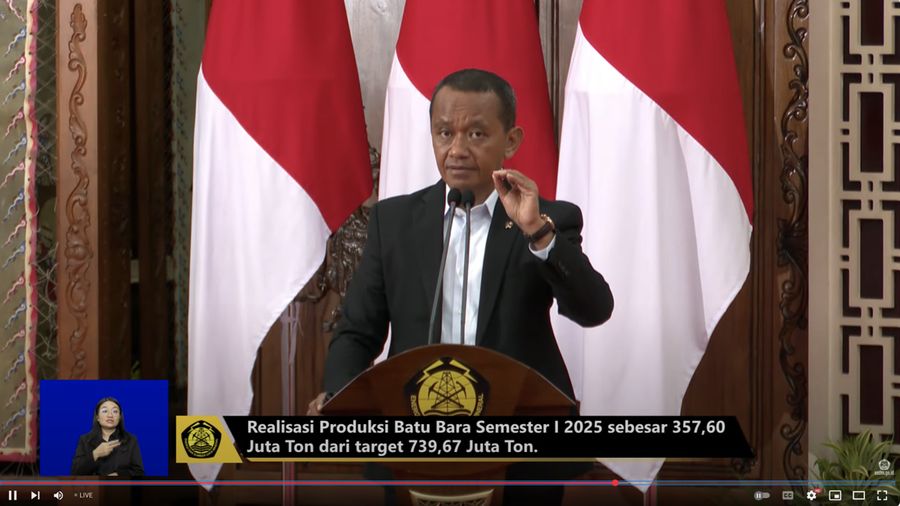 Menteri ESDM Bahlil Lahadalia menyampaikan paparan dalam konferensi pers Capaian Kinerja Semester I Tahun 2025 Kementerian Energi dan Sumber Daya Mineral, Senin (11/8/2025). (Tangkapan Layar Youtube/KementerianESDM)