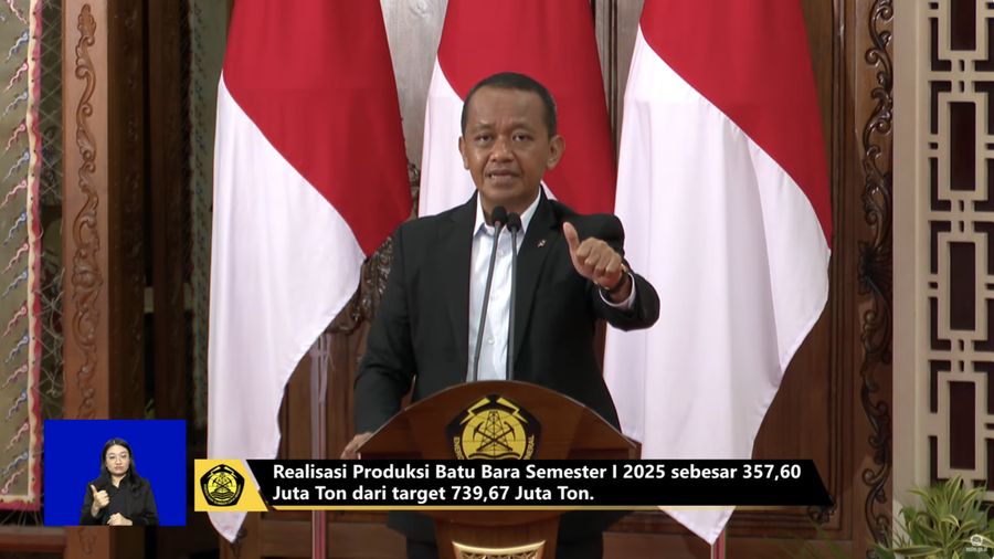 Menteri ESDM Bahlil Lahadalia menyampaikan paparan dalam konferensi pers Capaian Kinerja Semester I Tahun 2025 Kementerian Energi dan Sumber Daya Mineral, Senin (11/8/2025). (Tangkapan Layar Youtube/KementerianESDM)