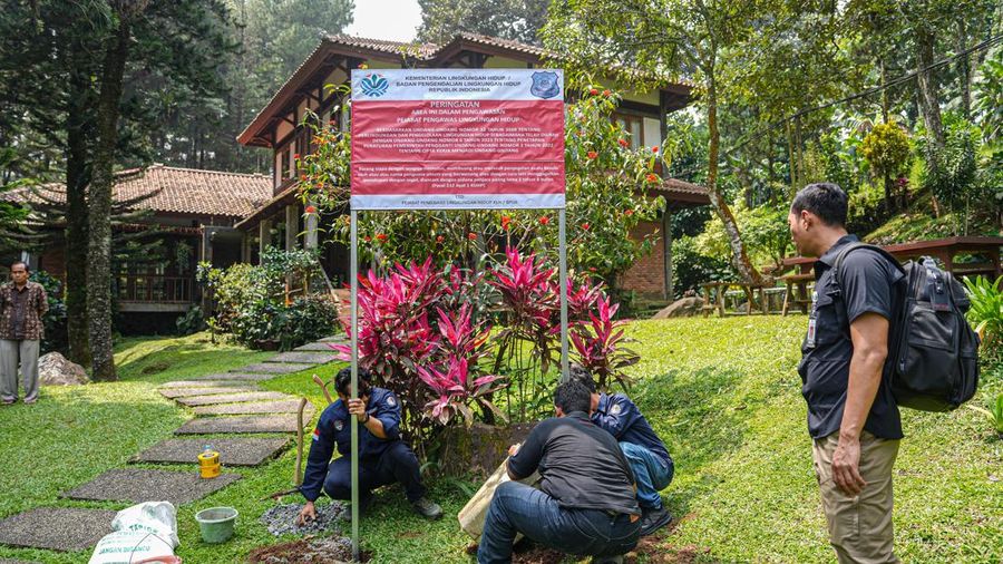 Menteri Lingkungan Hidup/Kepala Badan Pengendalian Lingkungan Hidup (KLH/BPLH) Hanif Faisol Nurofiq memimpin penyegelan empat hotel perusak dan pencemar lingkungan di kawasan Puncak, Bogor, Jawa Barat, Minggu (10/8/2025). (Dok. Kementerian Lingkungan Hidup/Badan Pengendalian Lingkungan Hidup)