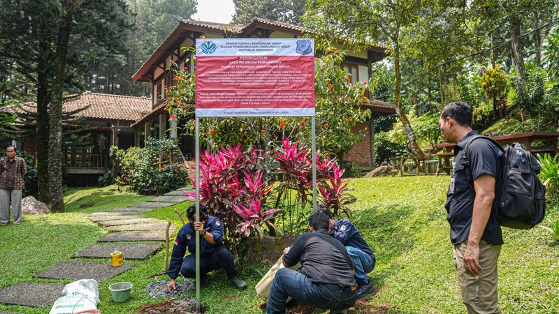 Menteri Lingkungan Hidup/Kepala Badan Pengendalian Lingkungan Hidup (KLH/BPLH) Hanif Faisol Nurofiq memimpin penyegelan empat hotel perusak dan pencemar lingkungan di kawasan Puncak, Bogor, Jawa Barat, Minggu (10/8/2025). (Dok. Kementerian Lingkungan Hidup/Badan Pengendalian Lingkungan Hidup)