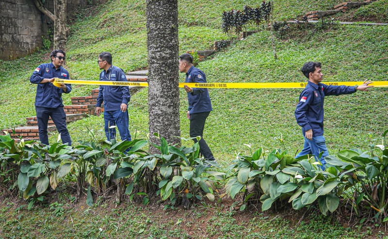 Menteri Lingkungan Hidup/Kepala Badan Pengendalian Lingkungan Hidup (KLH/BPLH) Hanif Faisol Nurofiq memimpin penyegelan empat hotel perusak dan pencemar lingkungan di kawasan Puncak, Bogor, Jawa Barat, Minggu (10/8/2025). (Dok. Kementerian Lingkungan Hidup/Badan Pengendalian Lingkungan Hidup)