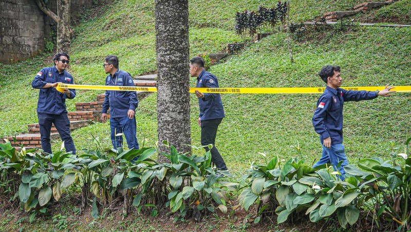 Menteri Lingkungan Hidup/Kepala Badan Pengendalian Lingkungan Hidup (KLH/BPLH) Hanif Faisol Nurofiq memimpin penyegelan empat hotel perusak dan pencemar lingkungan di kawasan Puncak, Bogor, Jawa Barat, Minggu (10/8/2025). (Dok. Kementerian Lingkungan Hidup/Badan Pengendalian Lingkungan Hidup)