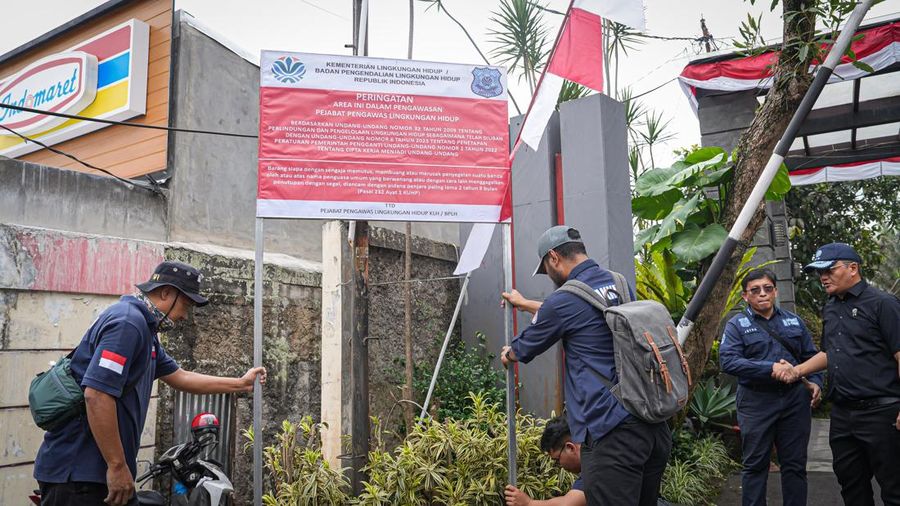 Menteri Lingkungan Hidup/Kepala Badan Pengendalian Lingkungan Hidup (KLH/BPLH) Hanif Faisol Nurofiq memimpin penyegelan empat hotel perusak dan pencemar lingkungan di kawasan Puncak, Bogor, Jawa Barat, Minggu (10/8/2025). (Dok. Kementerian Lingkungan Hidup/Badan Pengendalian Lingkungan Hidup)