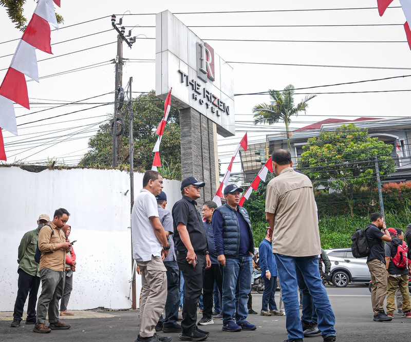 Menteri Lingkungan Hidup/Kepala Badan Pengendalian Lingkungan Hidup (KLH/BPLH) Hanif Faisol Nurofiq memimpin penyegelan empat hotel perusak dan pencemar lingkungan di kawasan Puncak, Bogor, Jawa Barat, Minggu (10/8/2025). Menteri Lingkungan Hidup/Kepala Badan Pengendalian Lingkungan Hidup (KLH/BPLH) Hanif Faisol Nurofiq memimpin penyegelan empat hotel perusak dan pencemar lingkungan di kawasan Puncak, Bogor, Jawa Barat, Minggu (10/8/2025). (Dok. Kementerian Lingkungan Hidup/Badan Pengendalian Lingkungan Hidup)
