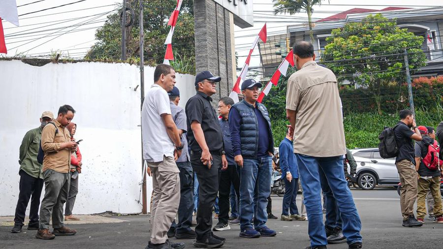 Menteri Lingkungan Hidup/Kepala Badan Pengendalian Lingkungan Hidup (KLH/BPLH) Hanif Faisol Nurofiq memimpin penyegelan empat hotel perusak dan pencemar lingkungan di kawasan Puncak, Bogor, Jawa Barat, Minggu (10/8/2025). (Dok. Kementerian Lingkungan Hidup/Badan Pengendalian Lingkungan Hidup)