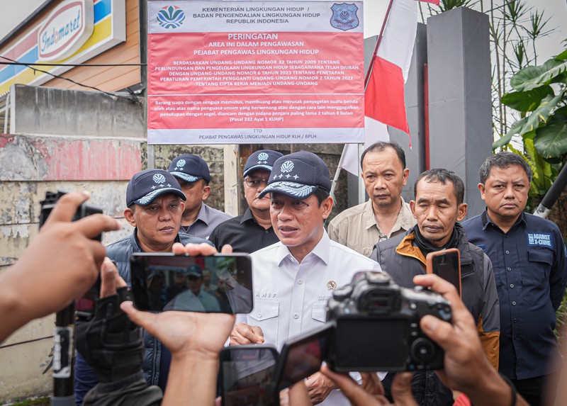 Menteri Lingkungan Hidup/Kepala Badan Pengendalian Lingkungan Hidup (KLH/BPLH) Hanif Faisol Nurofiq memimpin penyegelan empat hotel perusak dan pencemar lingkungan di kawasan Puncak, Bogor, Jawa Barat, Minggu (10/8/2025). (Dok. Kementerian Lingkungan Hidup/Badan Pengendalian Lingkungan Hidup)
