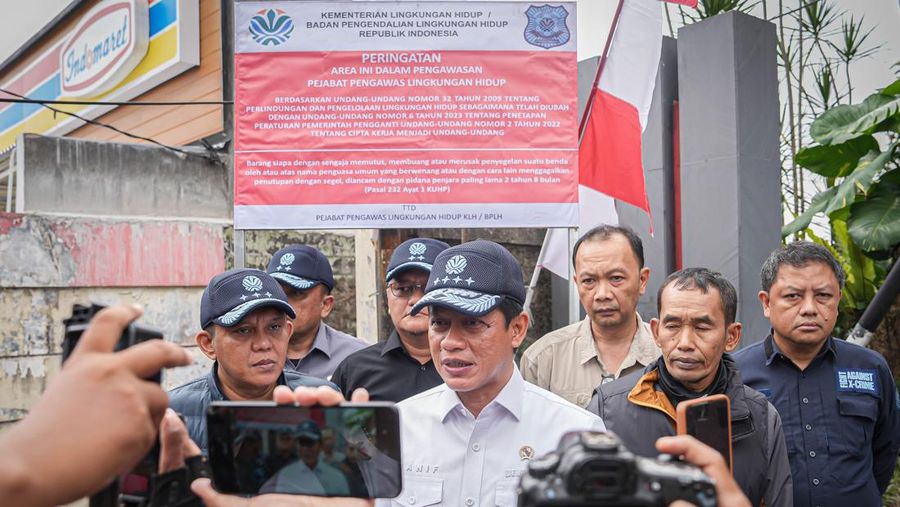 Menteri Lingkungan Hidup/Kepala Badan Pengendalian Lingkungan Hidup (KLH/BPLH) Hanif Faisol Nurofiq memimpin penyegelan empat hotel perusak dan pencemar lingkungan di kawasan Puncak, Bogor, Jawa Barat, Minggu (10/8/2025). (Dok. Kementerian Lingkungan Hidup/Badan Pengendalian Lingkungan Hidup)