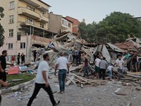 Potret Gempa Dahsyat M 6,1 Goyang Turki, Warga Panik-Korban Berjatuhan