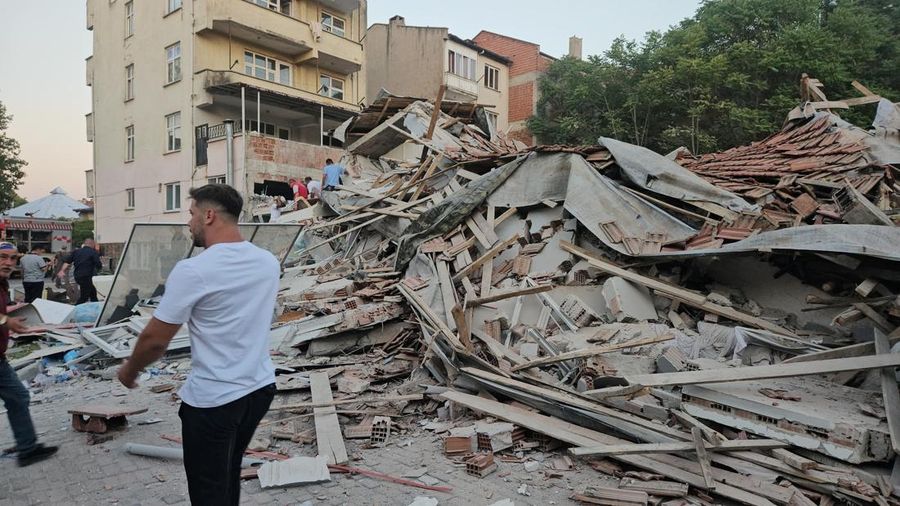 Orang-orang bergegas ke bangunan yang runtuh untuk mencari korban selamat setelah gempa bumi di Sindirgi di provinsi Balikesir barat, Turki, 10 Agustus 2025. (Ihlas News Agency (IHA) via REUTERS ATTENTION EDITORS)