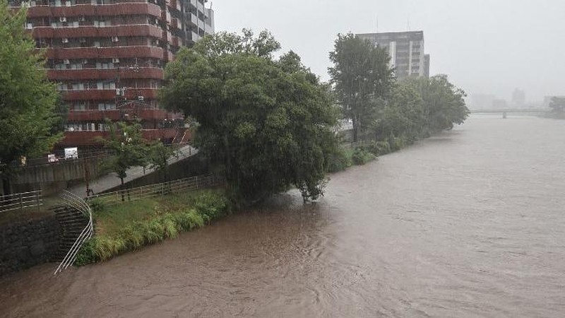 Otoritas Jepang menyerukan jutaan warganya untuk mengungsi dari rumah-rumah mereka setelah hujan lebat memicu banjir dan tanah longsor di wilayah barat daya negara tersebut. (via REUTERS/KYODO)