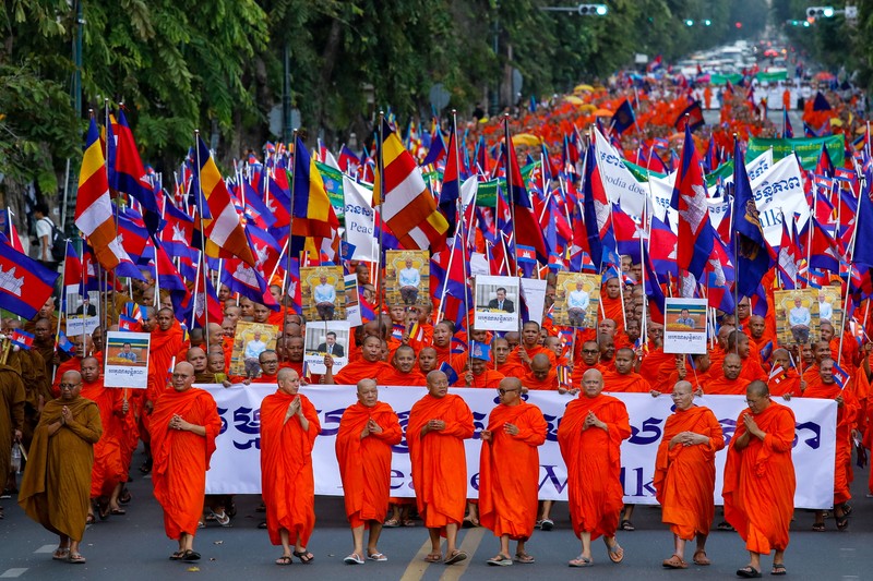 Para biksu Buddha ikut serta dalam pawai perdamaian, menyusul konflik perbatasan antara Kamboja dan Thailand, di Phnom Penh, Kamboja, 10 Agustus 2025. Para biksu Buddha ikut serta dalam pawai perdamaian, menyusul konflik perbatasan antara Kamboja dan Thailand, di Phnom Penh, Kamboja, 10 Agustus 2025. (REUTERS/Roun Ry)
