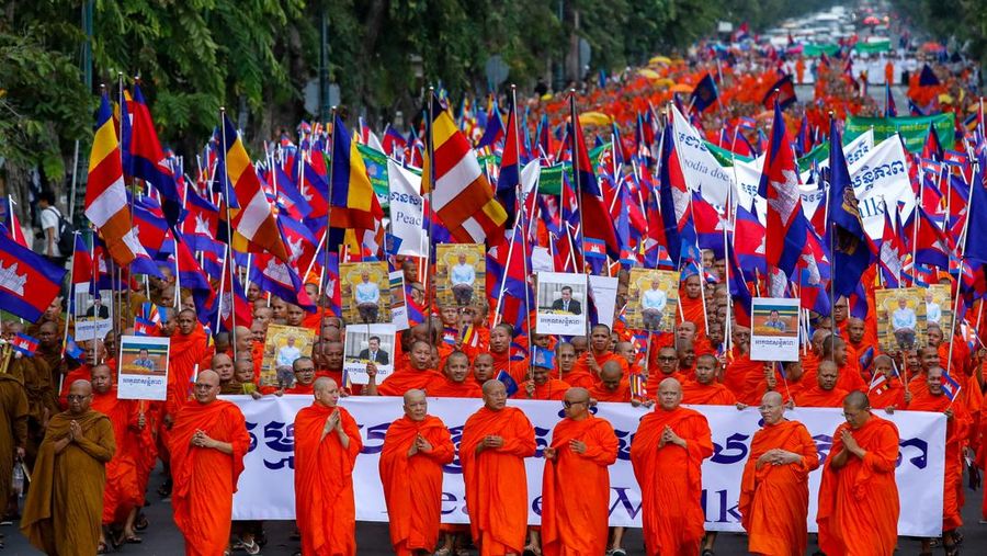 Para biksu Buddha ikut serta dalam pawai perdamaian, menyusul konflik perbatasan antara Kamboja dan Thailand, di Phnom Penh, Kamboja, 10 Agustus 2025. Para biksu Buddha ikut serta dalam pawai perdamaian, menyusul konflik perbatasan antara Kamboja dan Thailand, di Phnom Penh, Kamboja, 10 Agustus 2025. (REUTERS/Roun Ry)
