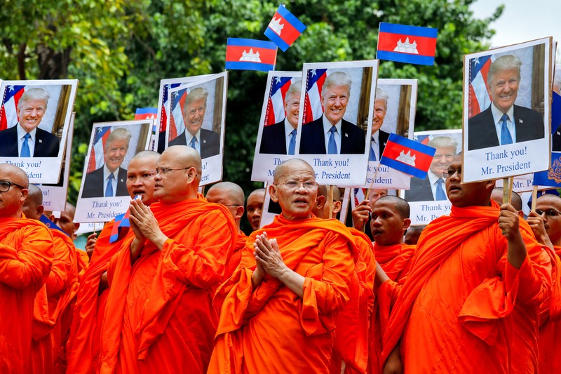 Para biksu Buddha ikut serta dalam pawai perdamaian, menyusul konflik perbatasan antara Kamboja dan Thailand, di Phnom Penh, Kamboja, 10 Agustus 2025. Para biksu Buddha ikut serta dalam pawai perdamaian, menyusul konflik perbatasan antara Kamboja dan Thailand, di Phnom Penh, Kamboja, 10 Agustus 2025. (REUTERS/Roun Ry)