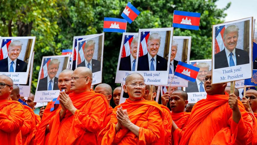 Para biksu Buddha ikut serta dalam pawai perdamaian, menyusul konflik perbatasan antara Kamboja dan Thailand, di Phnom Penh, Kamboja, 10 Agustus 2025. (REUTERS/Roun Ry)