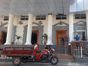 Viral Plafon Gedung KPT Pemkab Brebes Jebol Saat Hujan