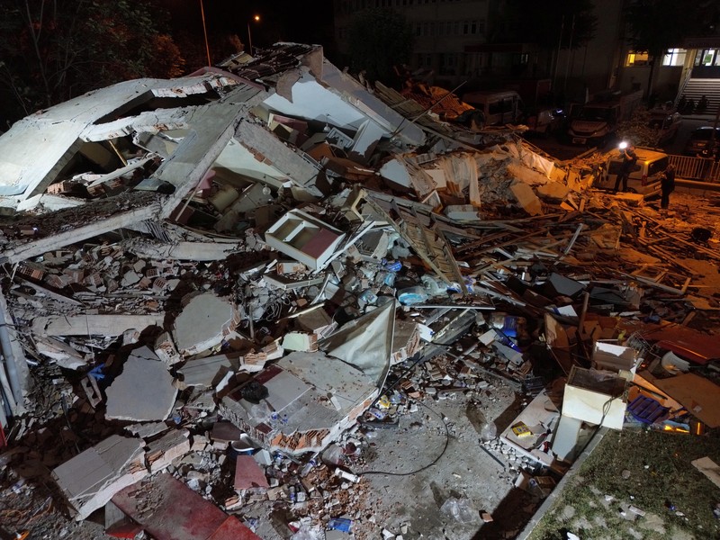 Orang-orang bergegas ke bangunan yang runtuh untuk mencari korban selamat setelah gempa bumi di Sindirgi di provinsi Balikesir barat, Turki, 10 Agustus 2025. (Ihlas News Agency (IHA) via REUTERS ATTENTION EDITORS)