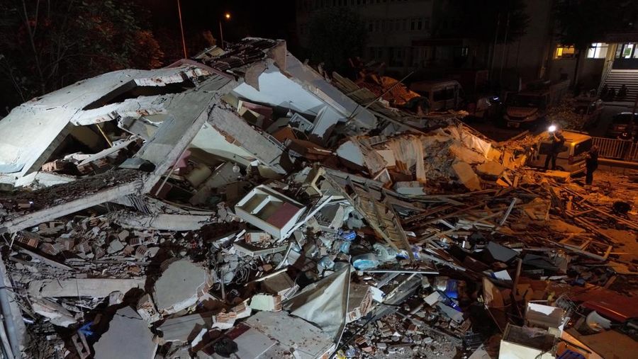 Orang-orang bergegas ke bangunan yang runtuh untuk mencari korban selamat setelah gempa bumi di Sindirgi di provinsi Balikesir barat, Turki, 10 Agustus 2025. (Ihlas News Agency (IHA) via REUTERS ATTENTION EDITORS)
