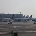 'Petaka' Banjir Terjang Kota, Bandara Tersibuk Lumpuh