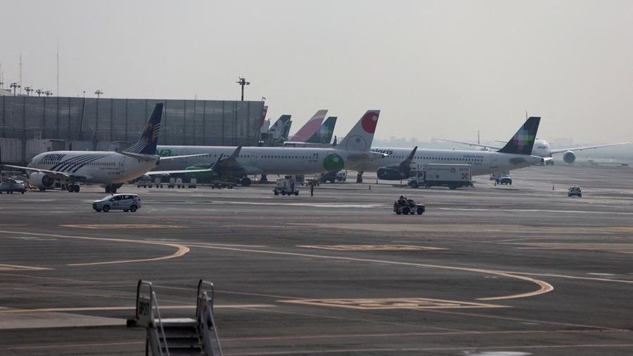 Pesawat di landasan pacu Bandara Internasional Benito Juarez di Mexico City, Meksiko. (REUTERS/Luis Cortes)