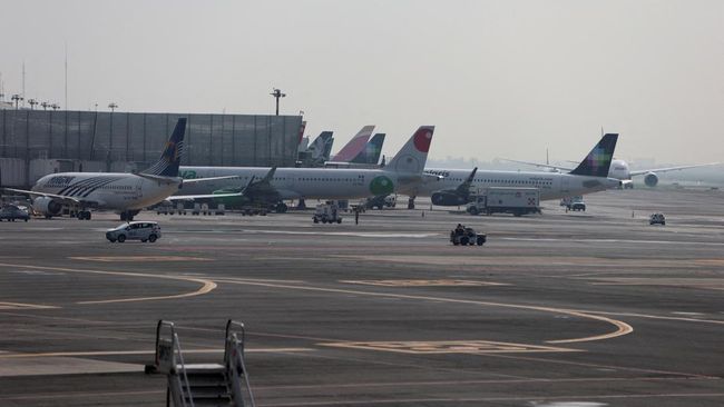 'Petaka' Banjir Terjang Kota, Bandara Tersibuk Lumpuh