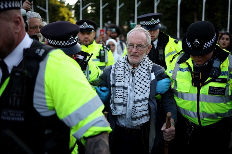 Polisi di London telah menangkap ratusan orang yang berunjuk rasa mendukung Palestina dalam kelompok Palestine Action. (Photo by Chris J Ratcliffe / AFP)