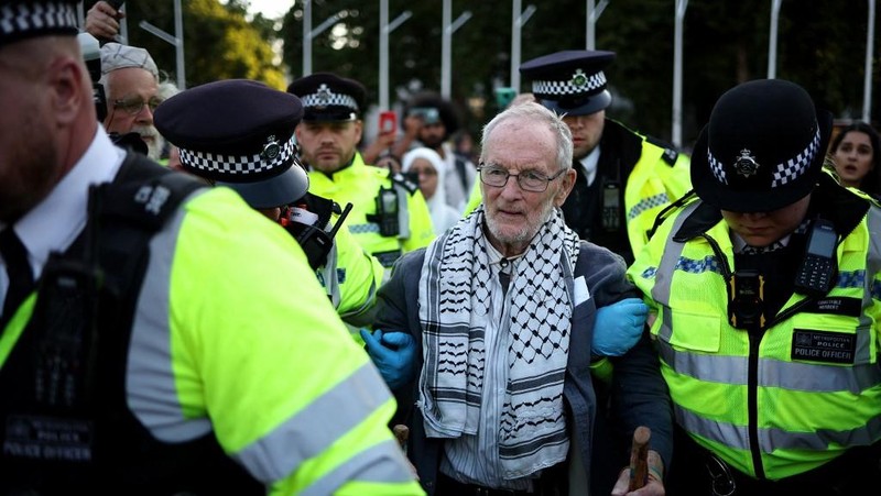 Polisi di London telah menangkap ratusan orang yang berunjuk rasa mendukung Palestina dalam kelompok Palestine Action. (Photo by Chris J Ratcliffe / AFP)