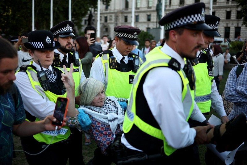 Polisi di London telah menangkap ratusan orang yang berunjuk rasa mendukung Palestina dalam kelompok Palestine Action. Polisi di London telah menangkap ratusan orang yang berunjuk rasa mendukung Palestina dalam kelompok Palestine Action. (Photo by Chris J Ratcliffe / AFP)