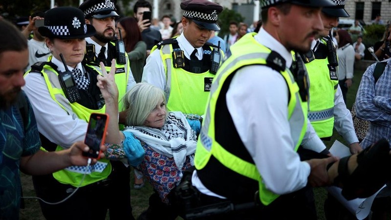 Polisi di London telah menangkap ratusan orang yang berunjuk rasa mendukung Palestina dalam kelompok Palestine Action. (Photo by Chris J Ratcliffe / AFP)