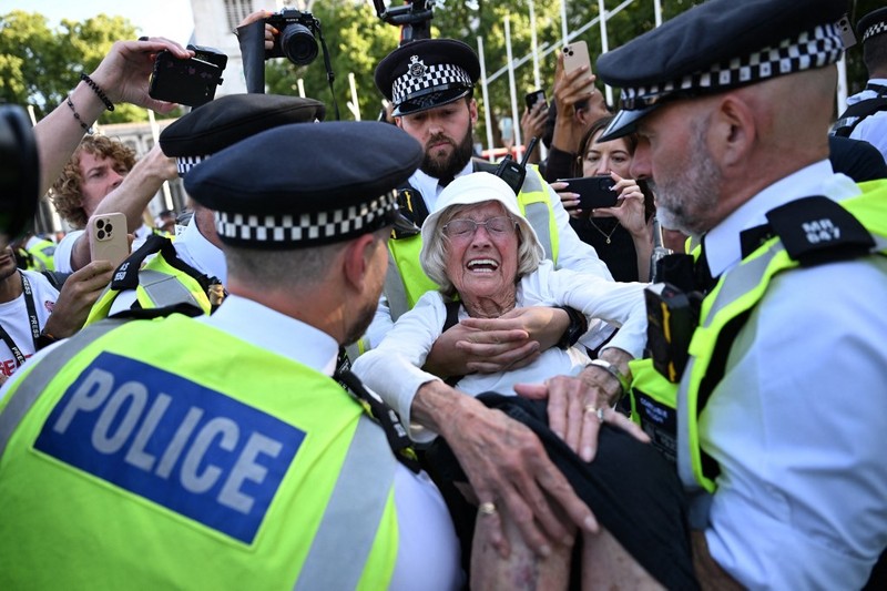 Polisi di London telah menangkap ratusan orang yang berunjuk rasa mendukung Palestina dalam kelompok Palestine Action. (Photo by Chris J Ratcliffe / AFP)