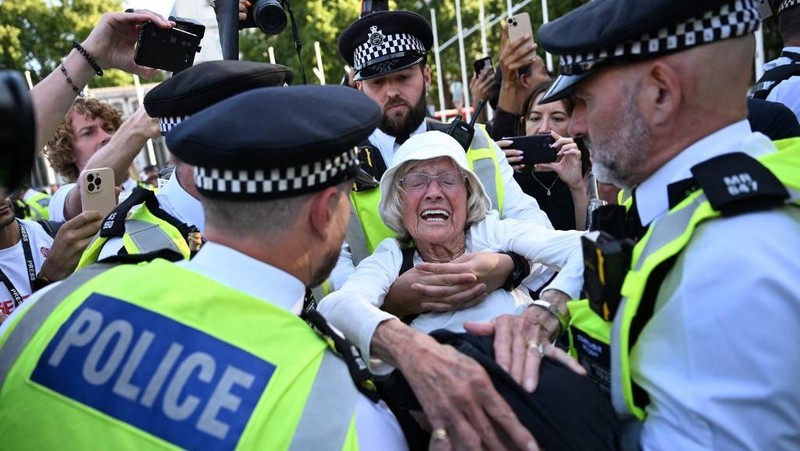 Polisi di London telah menangkap ratusan orang yang berunjuk rasa mendukung Palestina dalam kelompok Palestine Action. (Photo by Chris J Ratcliffe / AFP)