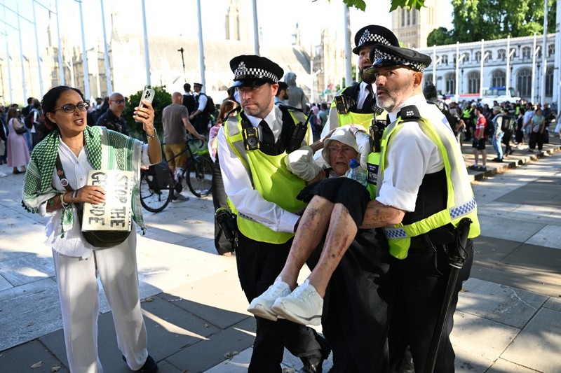 Polisi di London telah menangkap ratusan orang yang berunjuk rasa mendukung Palestina dalam kelompok Palestine Action. (Photo by Chris J Ratcliffe / AFP)