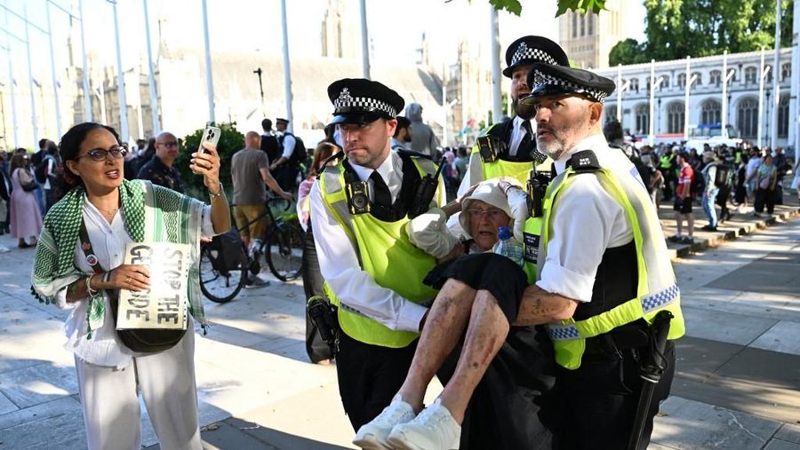 Polisi di London telah menangkap ratusan orang yang berunjuk rasa mendukung Palestina dalam kelompok Palestine Action. (Photo by Chris J Ratcliffe / AFP)