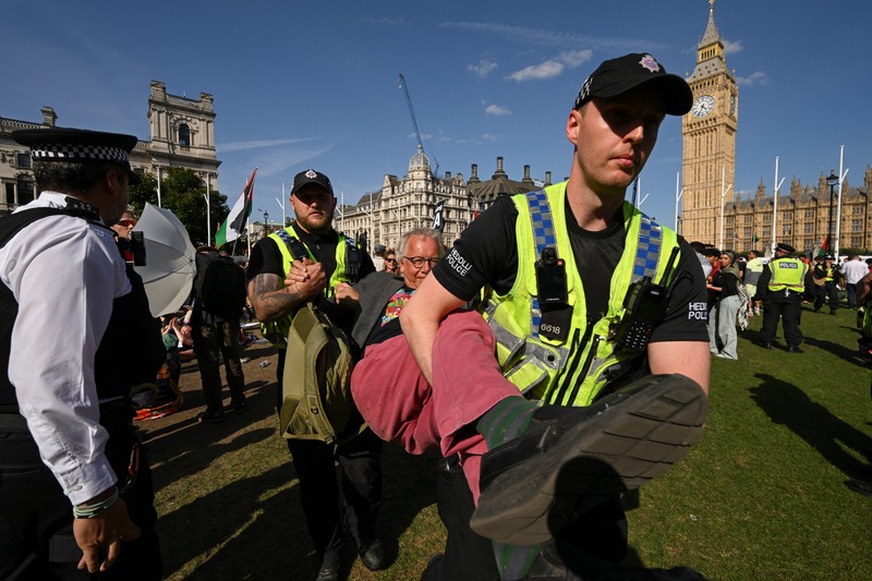 Polisi di London telah menangkap ratusan orang yang berunjuk rasa mendukung Palestina dalam kelompok Palestine Action. (Photo by Chris J Ratcliffe / AFP)