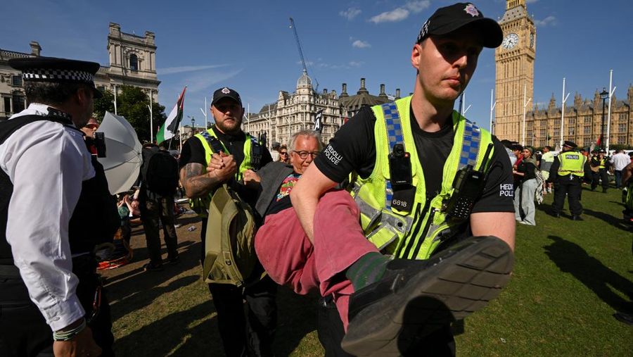 Polisi di London telah menangkap ratusan orang yang berunjuk rasa mendukung Palestina dalam kelompok Palestine Action. (Photo by Chris J Ratcliffe / AFP)