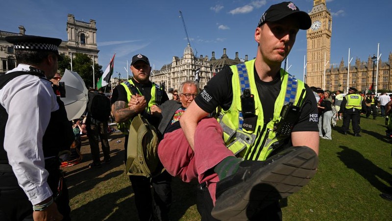 Polisi di London telah menangkap ratusan orang yang berunjuk rasa mendukung Palestina dalam kelompok Palestine Action. (Photo by Chris J Ratcliffe / AFP)