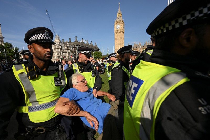 Polisi di London telah menangkap ratusan orang yang berunjuk rasa mendukung Palestina dalam kelompok Palestine Action. (Photo by Chris J Ratcliffe / AFP)