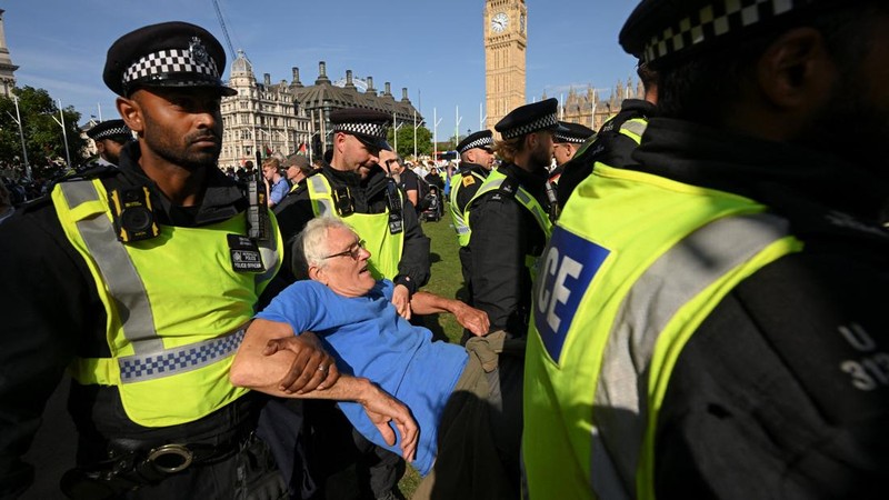 Polisi di London telah menangkap ratusan orang yang berunjuk rasa mendukung Palestina dalam kelompok Palestine Action. (Photo by Chris J Ratcliffe / AFP)